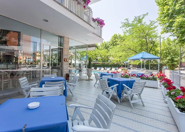 吉耶洛酒店 3* 切塞纳蒂科